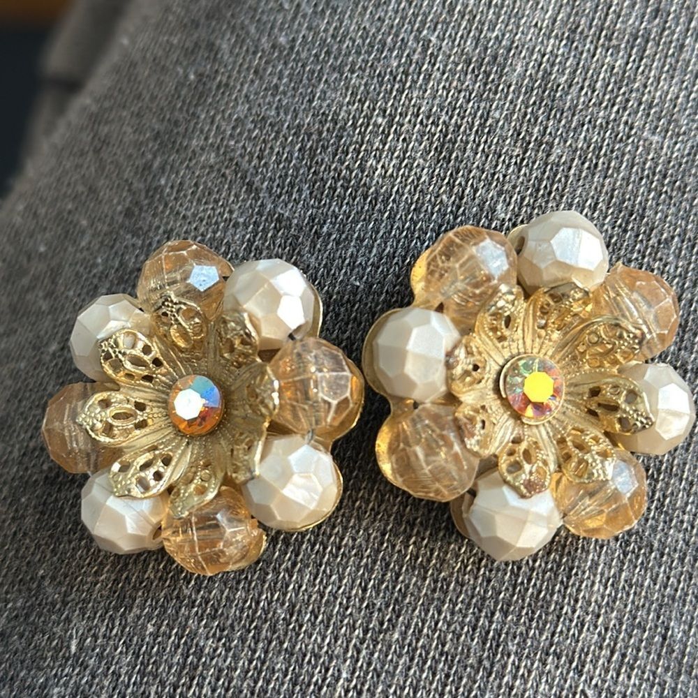 Vtg  60s large gold‎ & beaded clip on earrings with pink rhinestone in center